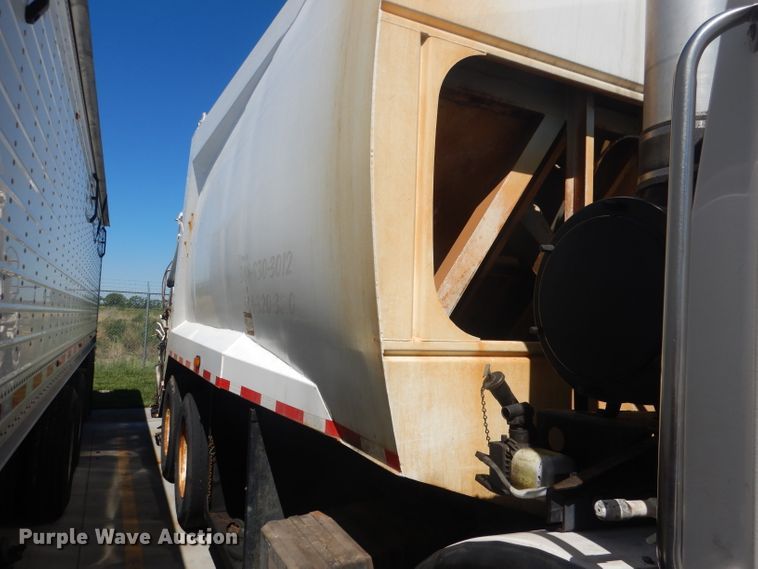 image for item FI9113 2000 Volvo Xpeditor WXR  refuse truck