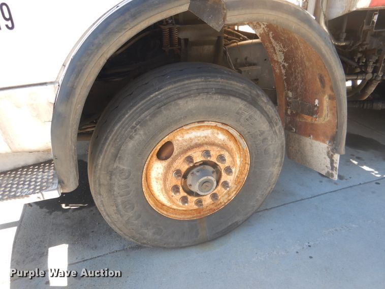 image for item FI9113 2000 Volvo Xpeditor WXR  refuse truck