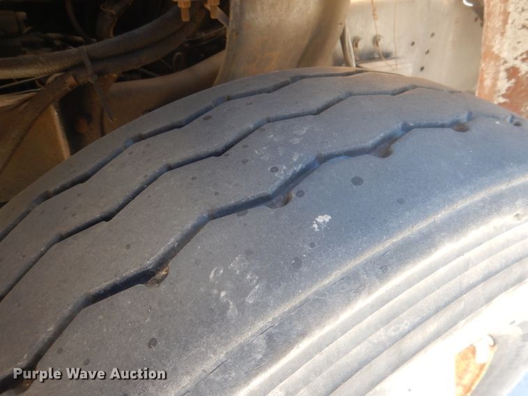 image for item FI9113 2000 Volvo Xpeditor WXR  refuse truck