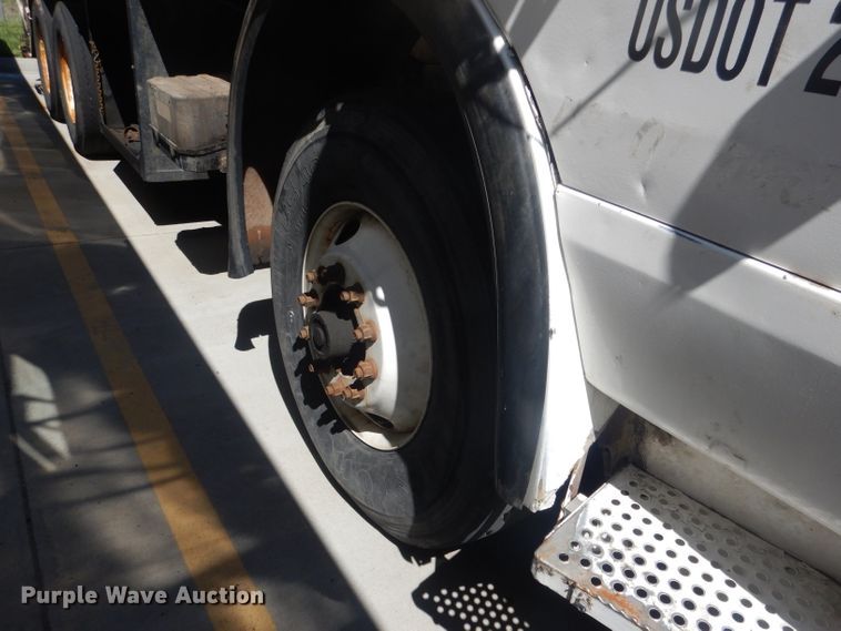 image for item FI9113 2000 Volvo Xpeditor WXR  refuse truck