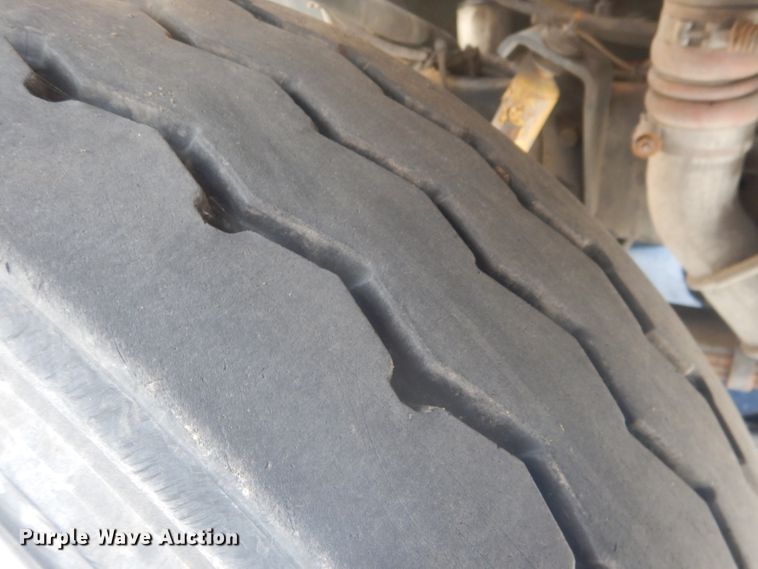 image for item FI9113 2000 Volvo Xpeditor WXR  refuse truck