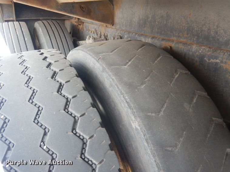 image for item FI9113 2000 Volvo Xpeditor WXR  refuse truck