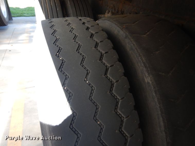 image for item FI9113 2000 Volvo Xpeditor WXR  refuse truck