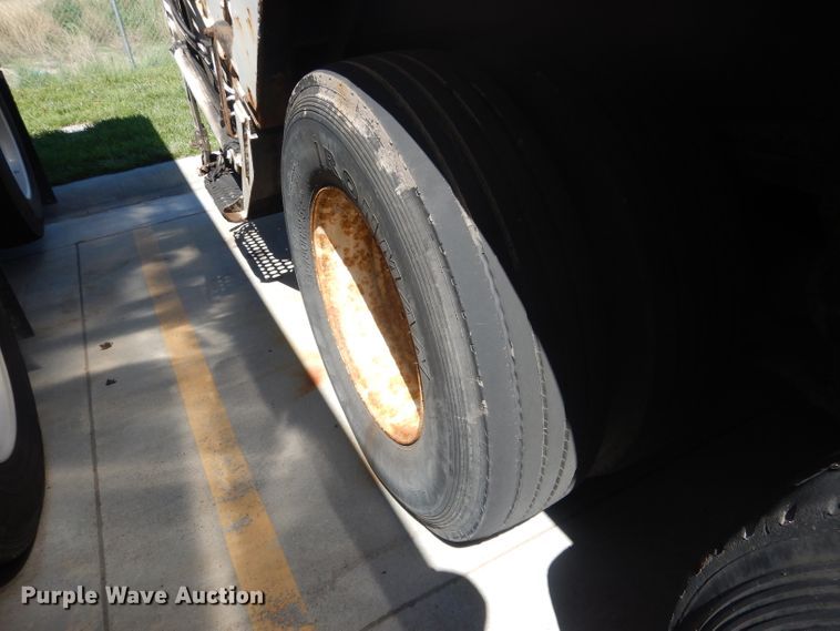 image for item FI9113 2000 Volvo Xpeditor WXR  refuse truck