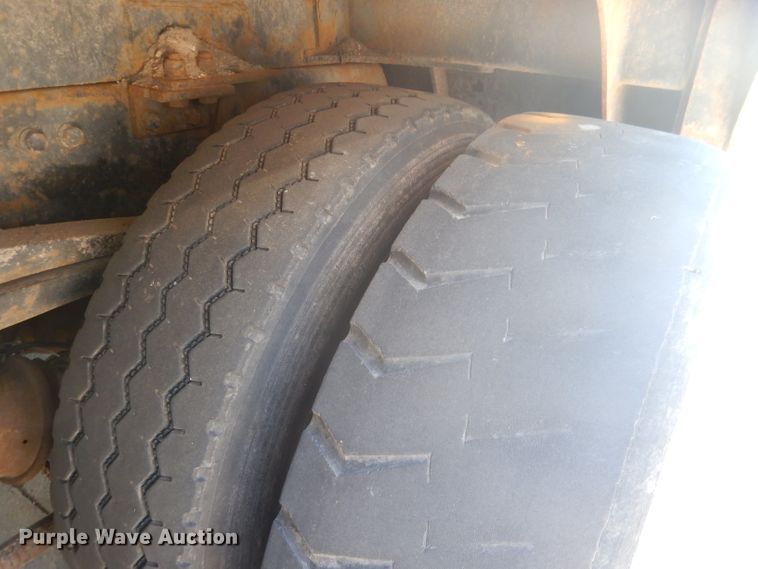 image for item FI9113 2000 Volvo Xpeditor WXR  refuse truck