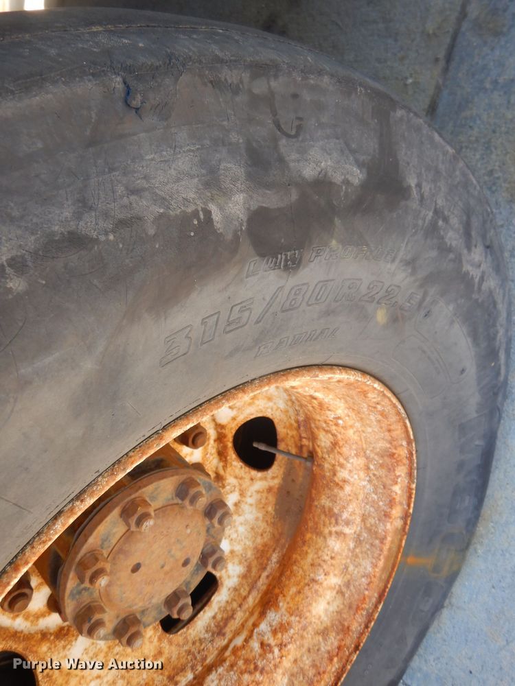 image for item FI9113 2000 Volvo Xpeditor WXR  refuse truck