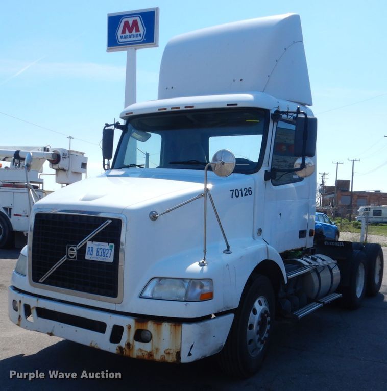 image for item HE9615 2007 Volvo VNM  semi truck