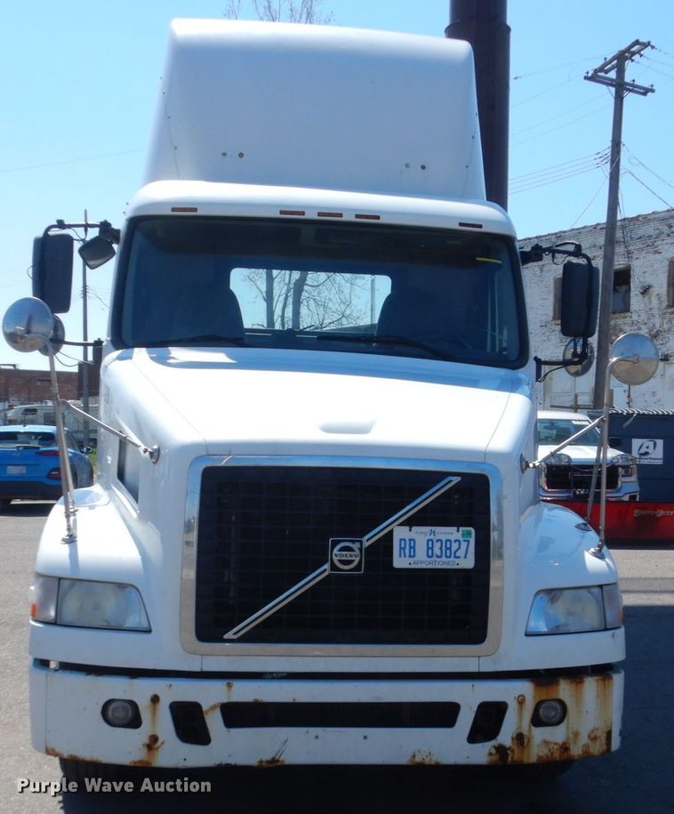 image for item HE9615 2007 Volvo VNM  semi truck