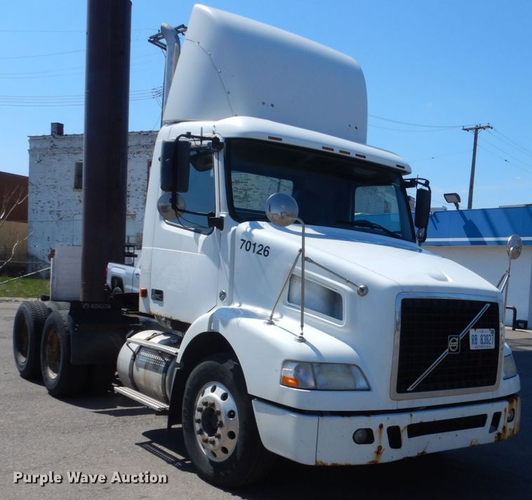 image for item HE9615 2007 Volvo VNM  semi truck