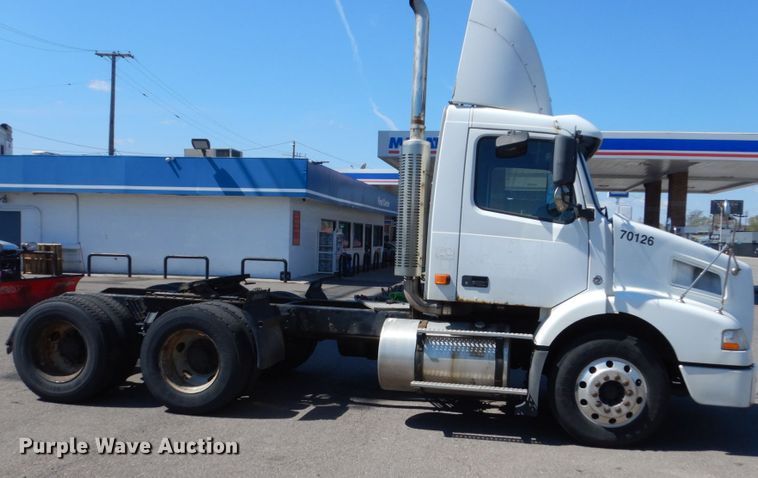 image for item HE9615 2007 Volvo VNM  semi truck