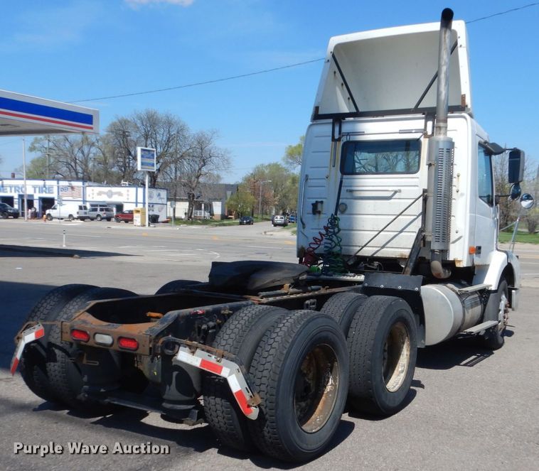 image for item HE9615 2007 Volvo VNM  semi truck