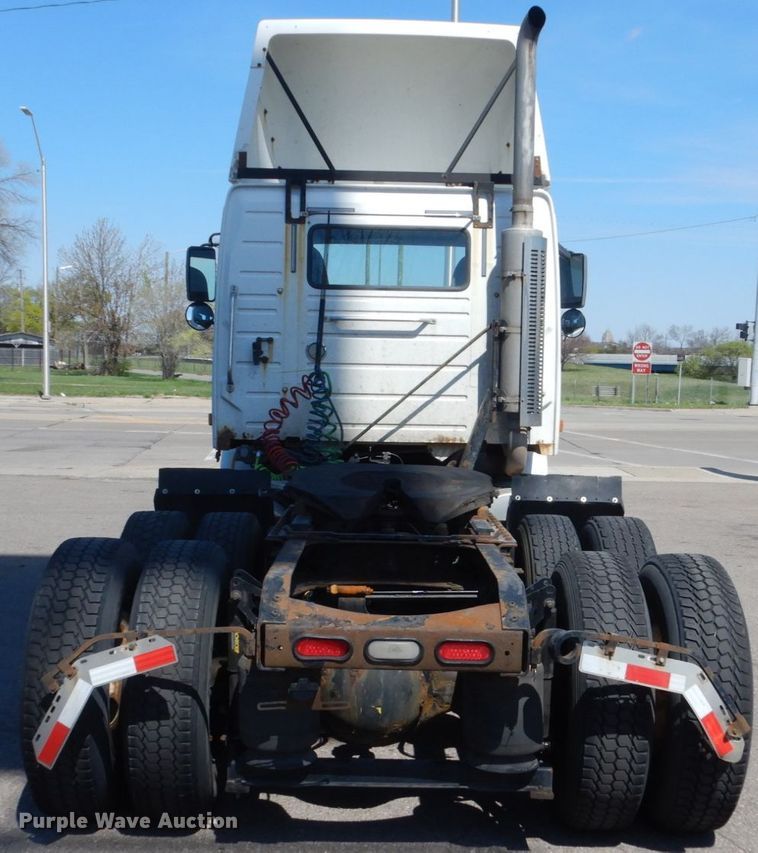 image for item HE9615 2007 Volvo VNM  semi truck