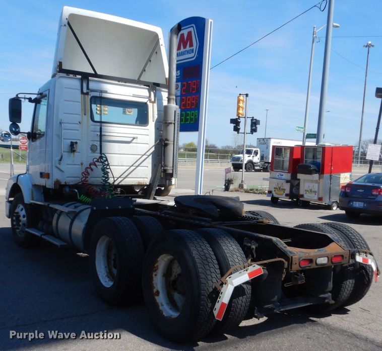 image for item HE9615 2007 Volvo VNM  semi truck