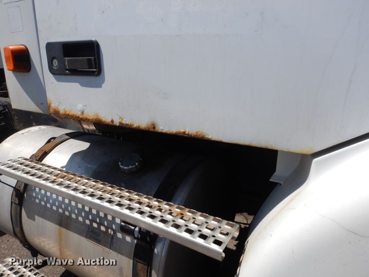 image for item HE9615 2007 Volvo VNM  semi truck