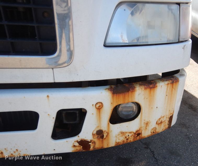 image for item HE9615 2007 Volvo VNM  semi truck