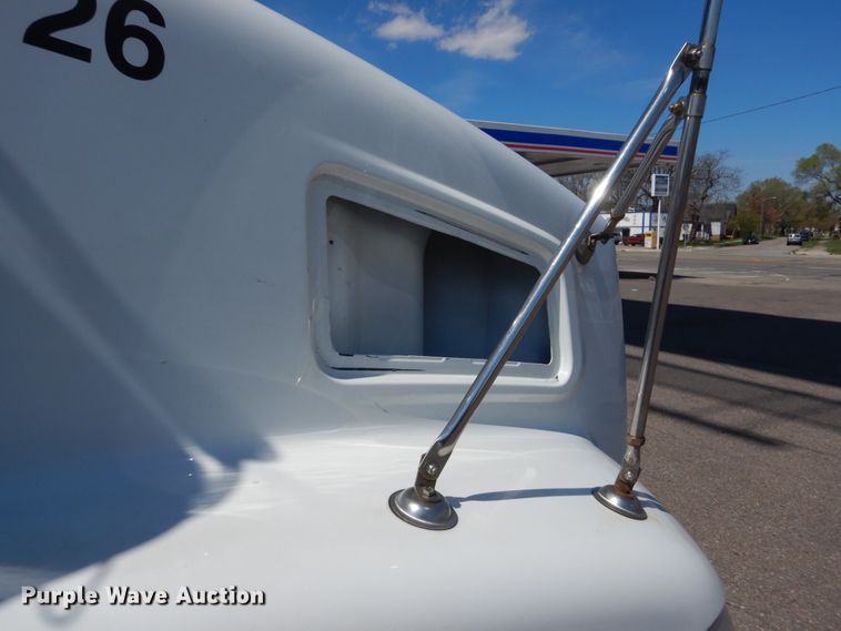 image for item HE9615 2007 Volvo VNM  semi truck