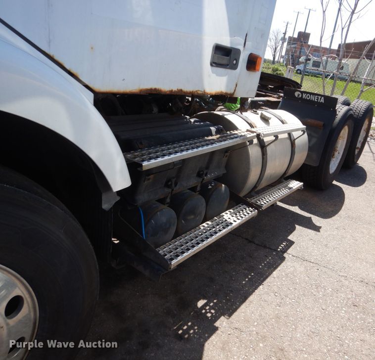 image for item HE9615 2007 Volvo VNM  semi truck