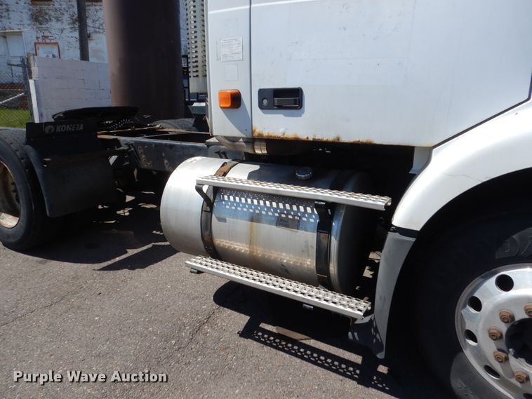 image for item HE9615 2007 Volvo VNM  semi truck