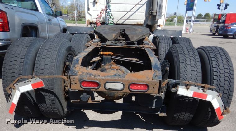 image for item HE9615 2007 Volvo VNM  semi truck