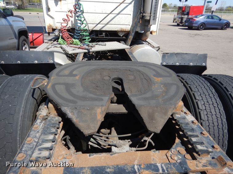 image for item HE9615 2007 Volvo VNM  semi truck