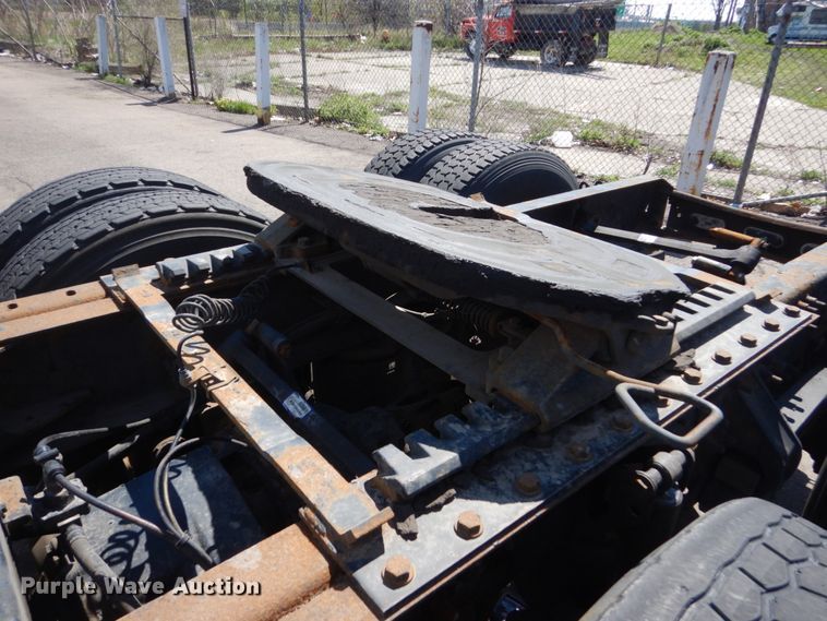 image for item HE9615 2007 Volvo VNM  semi truck