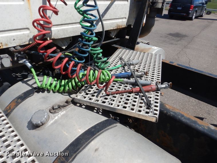 image for item HE9615 2007 Volvo VNM  semi truck