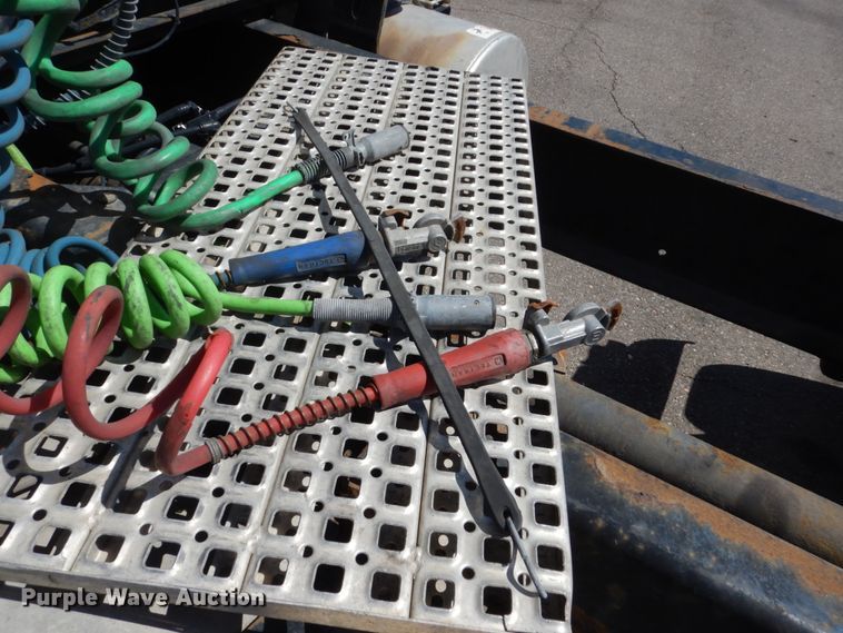 image for item HE9615 2007 Volvo VNM  semi truck