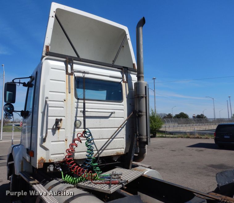 image for item HE9615 2007 Volvo VNM  semi truck