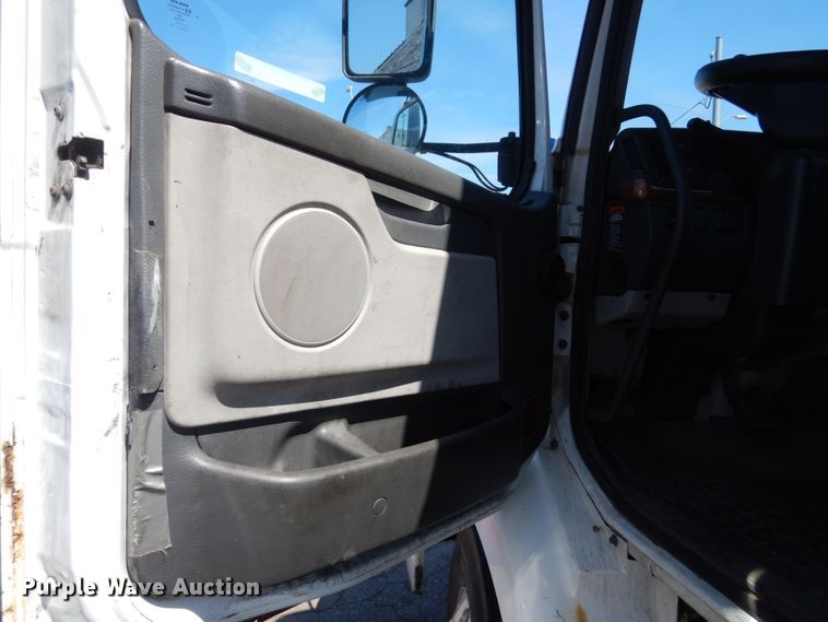 image for item HE9615 2007 Volvo VNM  semi truck