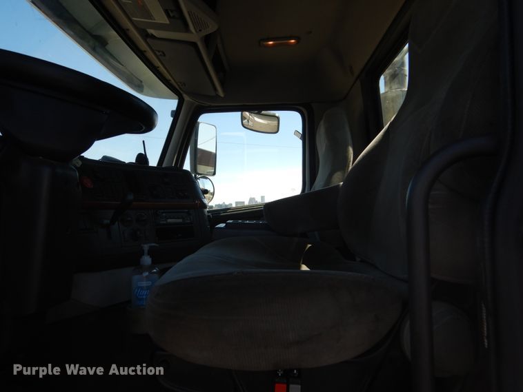 image for item HE9615 2007 Volvo VNM  semi truck