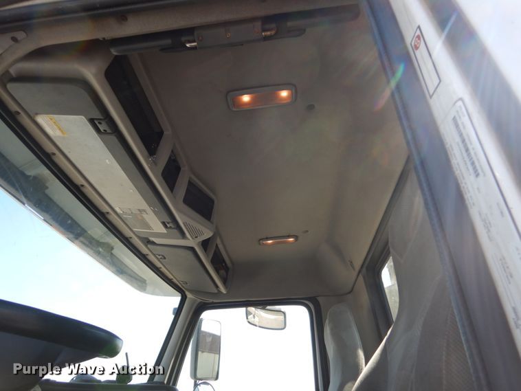 image for item HE9615 2007 Volvo VNM  semi truck