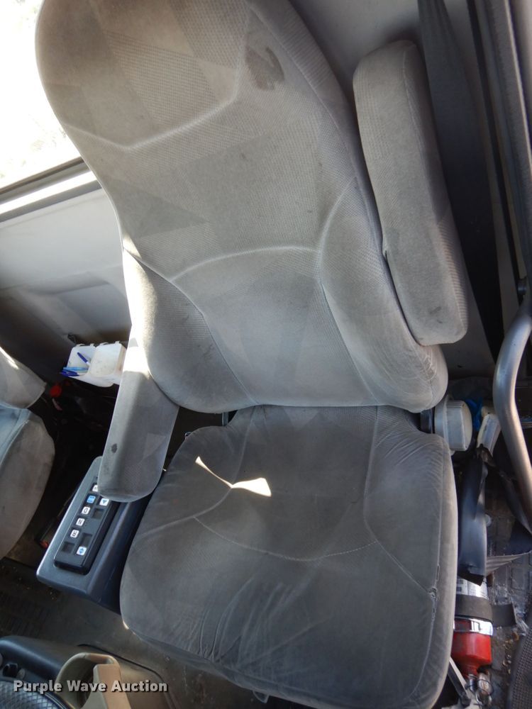 image for item HE9615 2007 Volvo VNM  semi truck