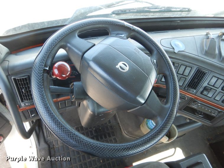 image for item HE9615 2007 Volvo VNM  semi truck
