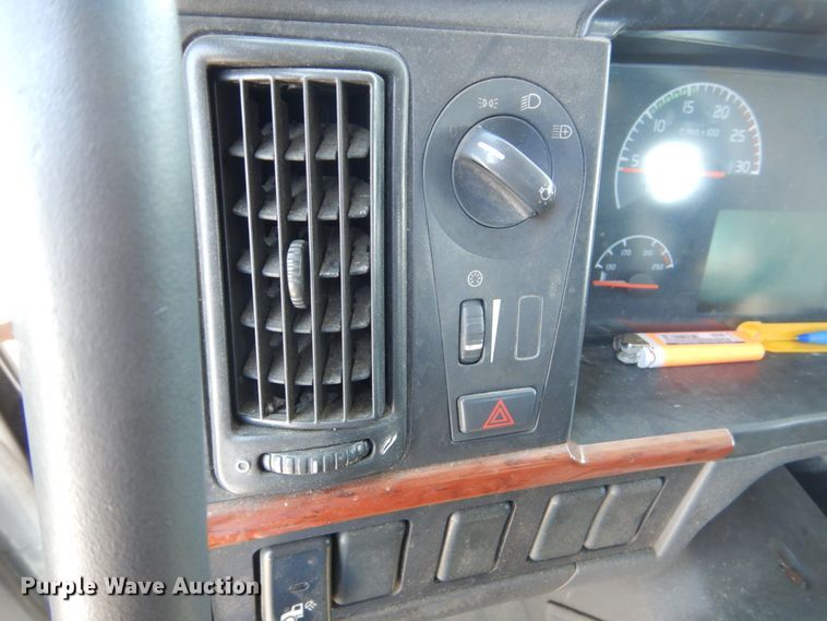 image for item HE9615 2007 Volvo VNM  semi truck