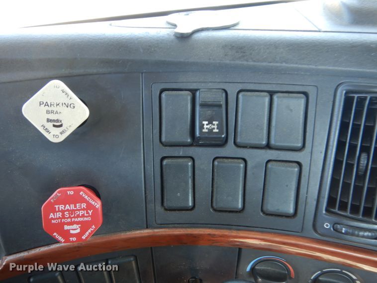 image for item HE9615 2007 Volvo VNM  semi truck