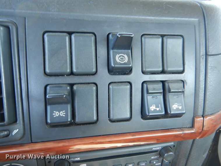 image for item HE9615 2007 Volvo VNM  semi truck