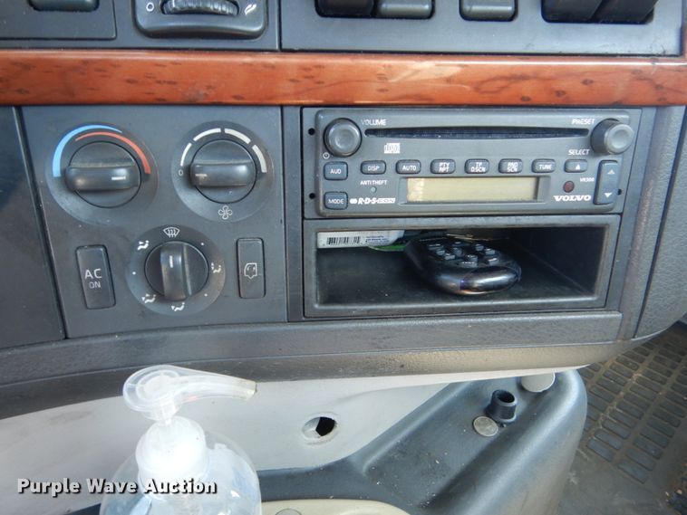 image for item HE9615 2007 Volvo VNM  semi truck