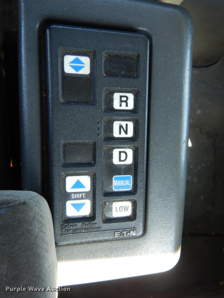 image for item HE9615 2007 Volvo VNM  semi truck