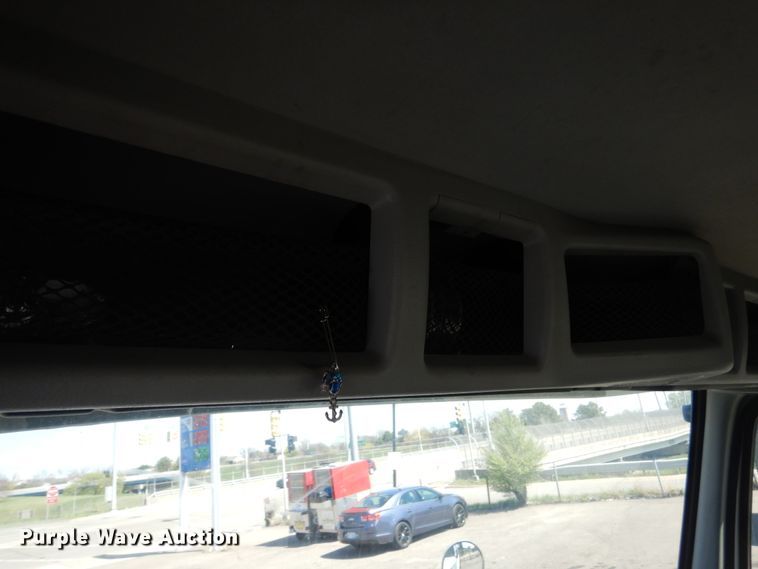 image for item HE9615 2007 Volvo VNM  semi truck