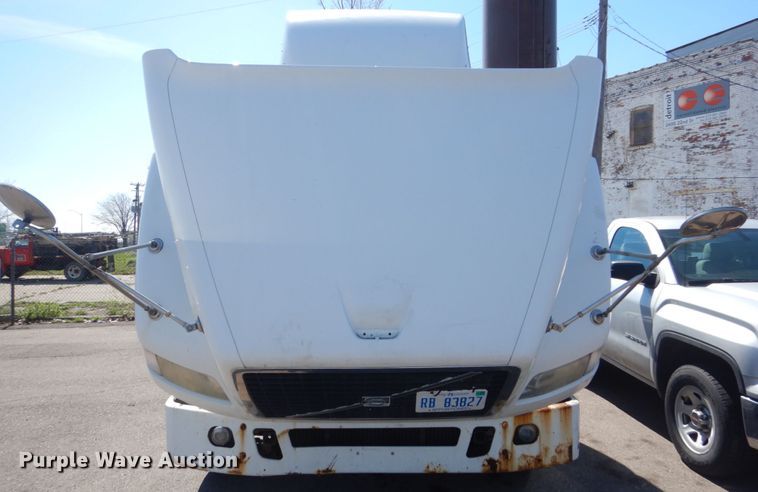 image for item HE9615 2007 Volvo VNM  semi truck