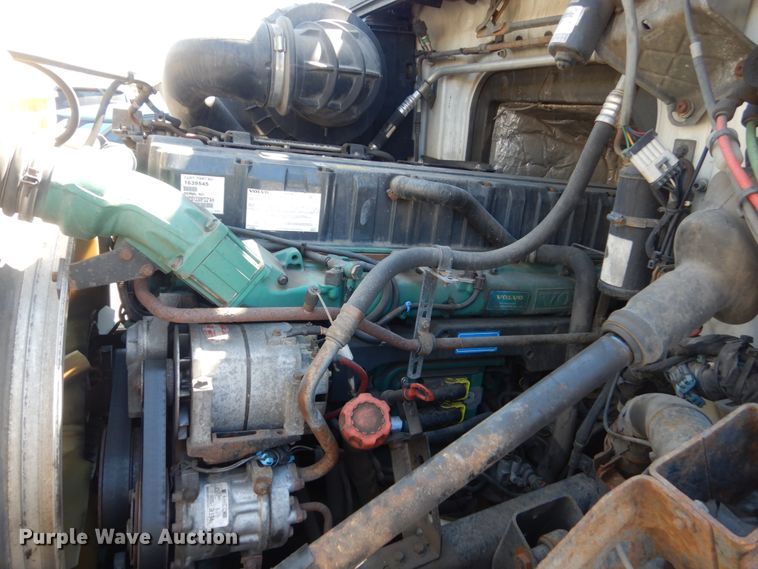 image for item HE9615 2007 Volvo VNM  semi truck