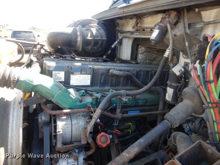 image for item HE9615 2007 Volvo VNM  semi truck