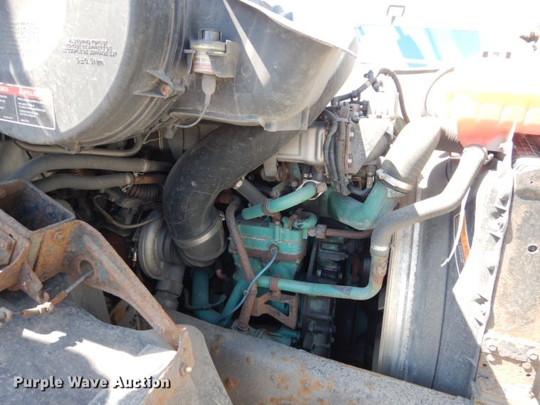 image for item HE9615 2007 Volvo VNM  semi truck