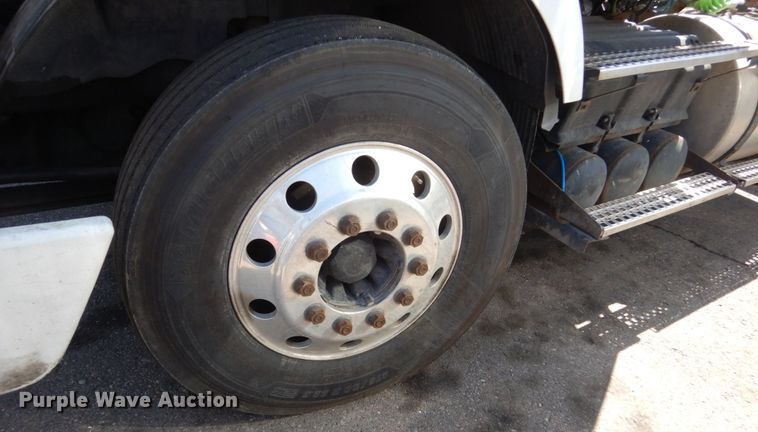 image for item HE9615 2007 Volvo VNM  semi truck