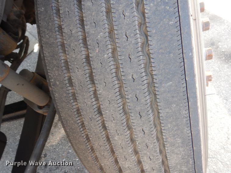 image for item HE9615 2007 Volvo VNM  semi truck