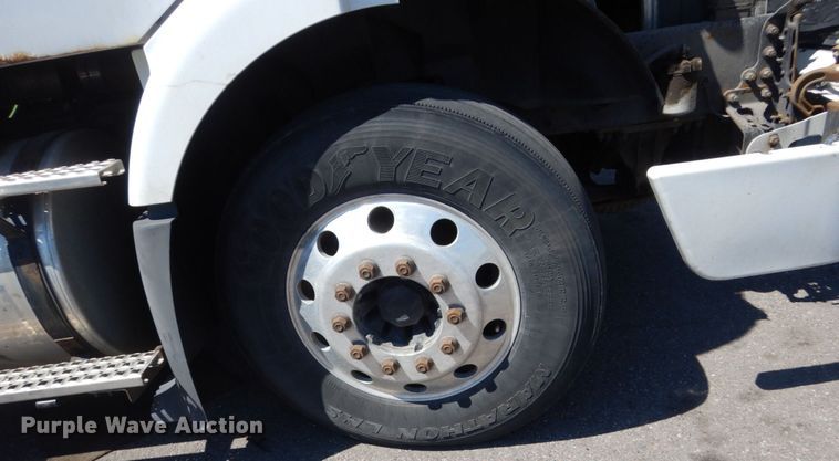 image for item HE9615 2007 Volvo VNM  semi truck