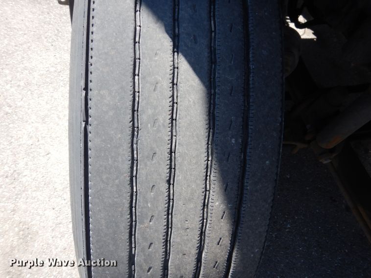 image for item HE9615 2007 Volvo VNM  semi truck