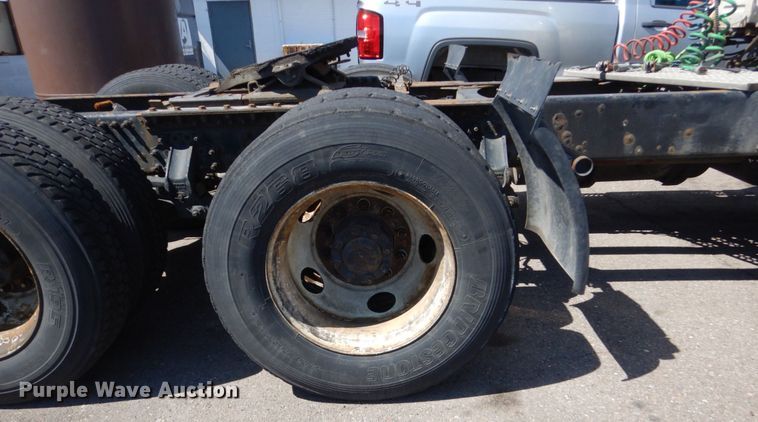 image for item HE9615 2007 Volvo VNM  semi truck