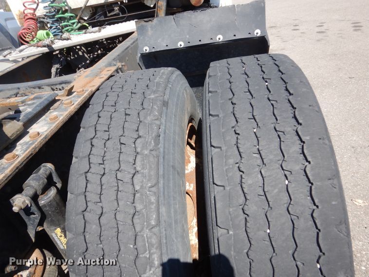 image for item HE9615 2007 Volvo VNM  semi truck