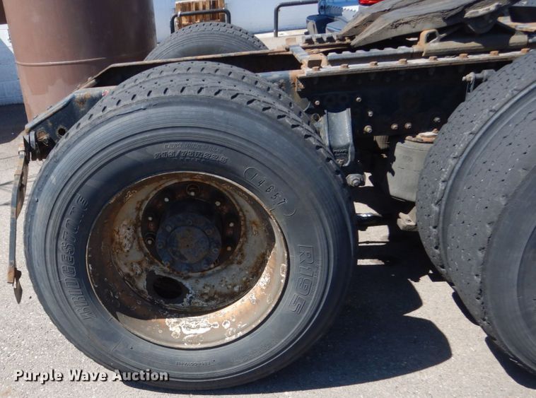 image for item HE9615 2007 Volvo VNM  semi truck